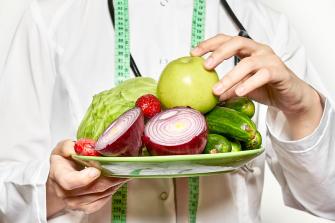 Nutritionist with plate of food by Marco Verch (Flickr)